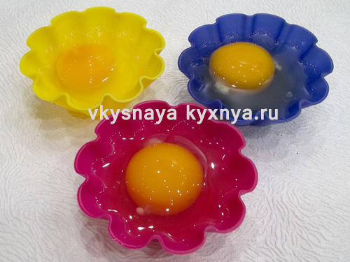 Яйца забиты в силиконовые формы